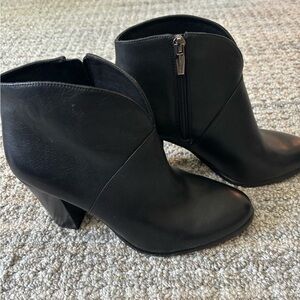 Beautiful Vince Camuto ankle booties